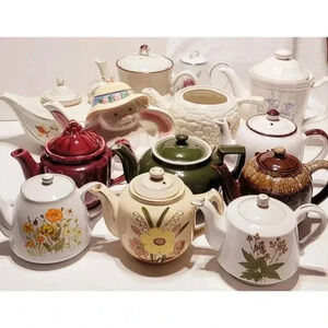 White and brown Japan tea pot‎ and lid